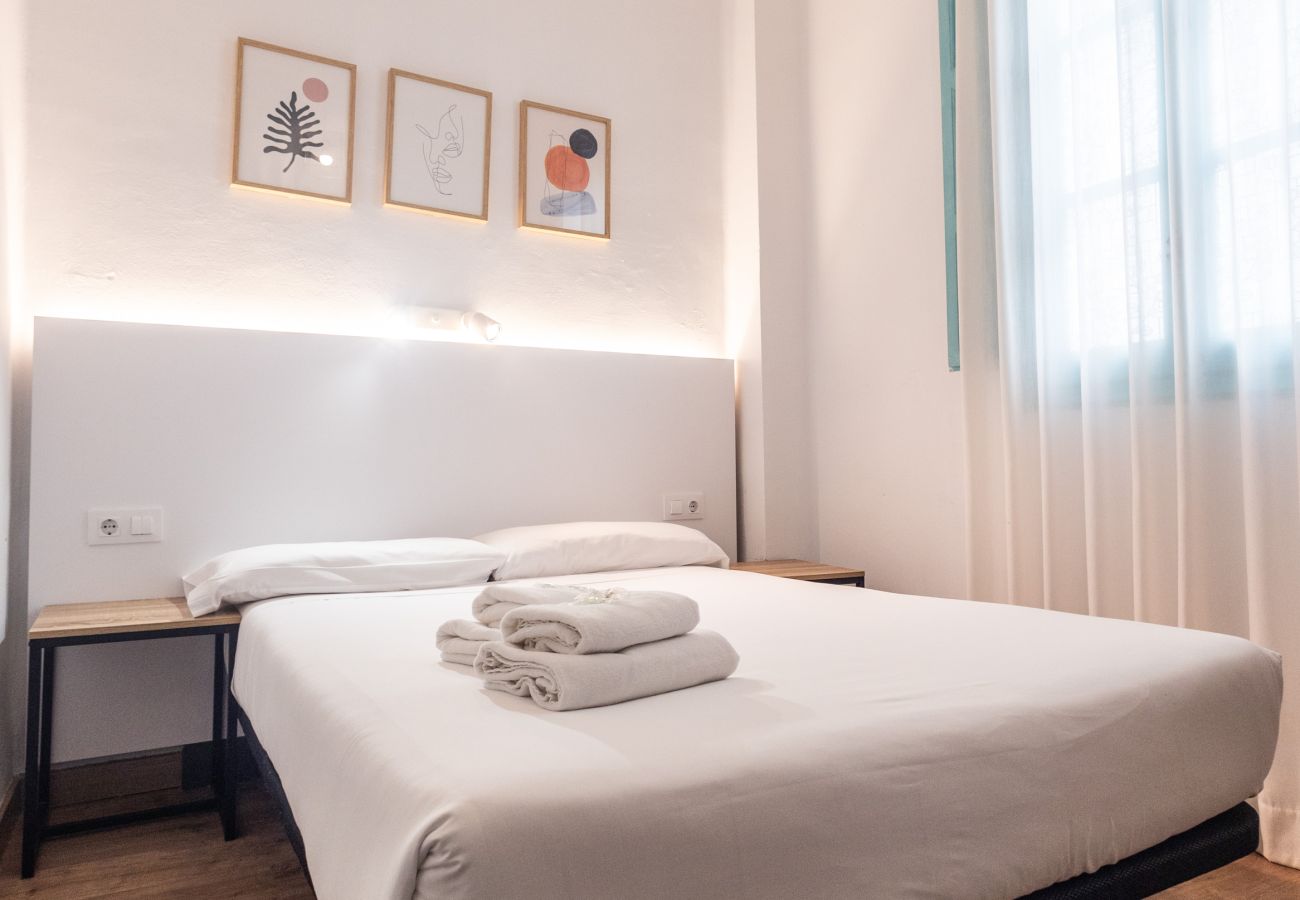 Alquiler por habitaciones en Valencia - Habitación doble con cama matrimonial y baño compartido