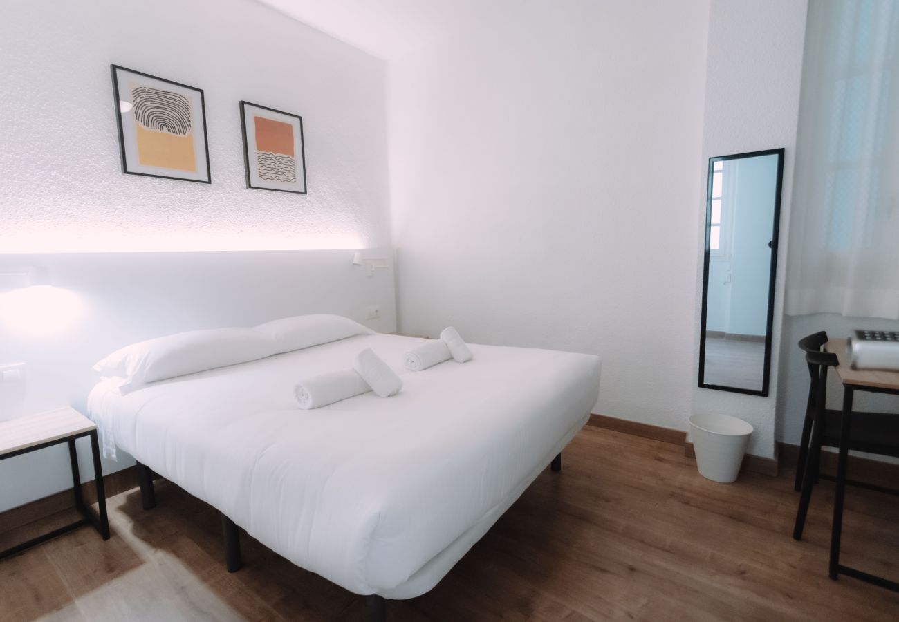Rent by room in Valencia / València - Double room with shared bathroom