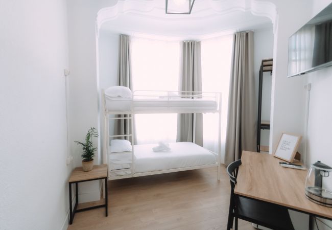 Rent by room in Valencia - Double room with bunk beds and shared bathroom Rent by room in Valencia - Double room with bunk beds and shared bathroom
