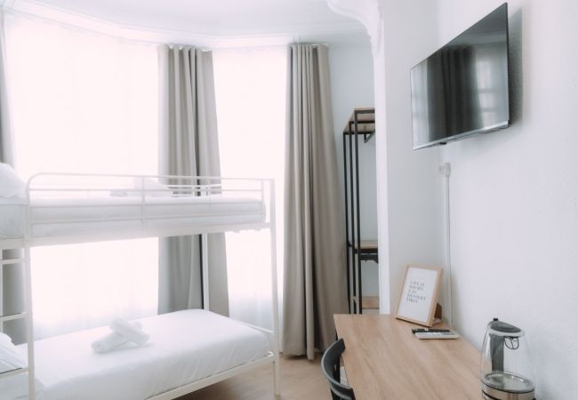 Rent by room in Valencia - Double room with bunk beds and shared bathroom Rent by room in Valencia - Double room with bunk beds and shared bathroom