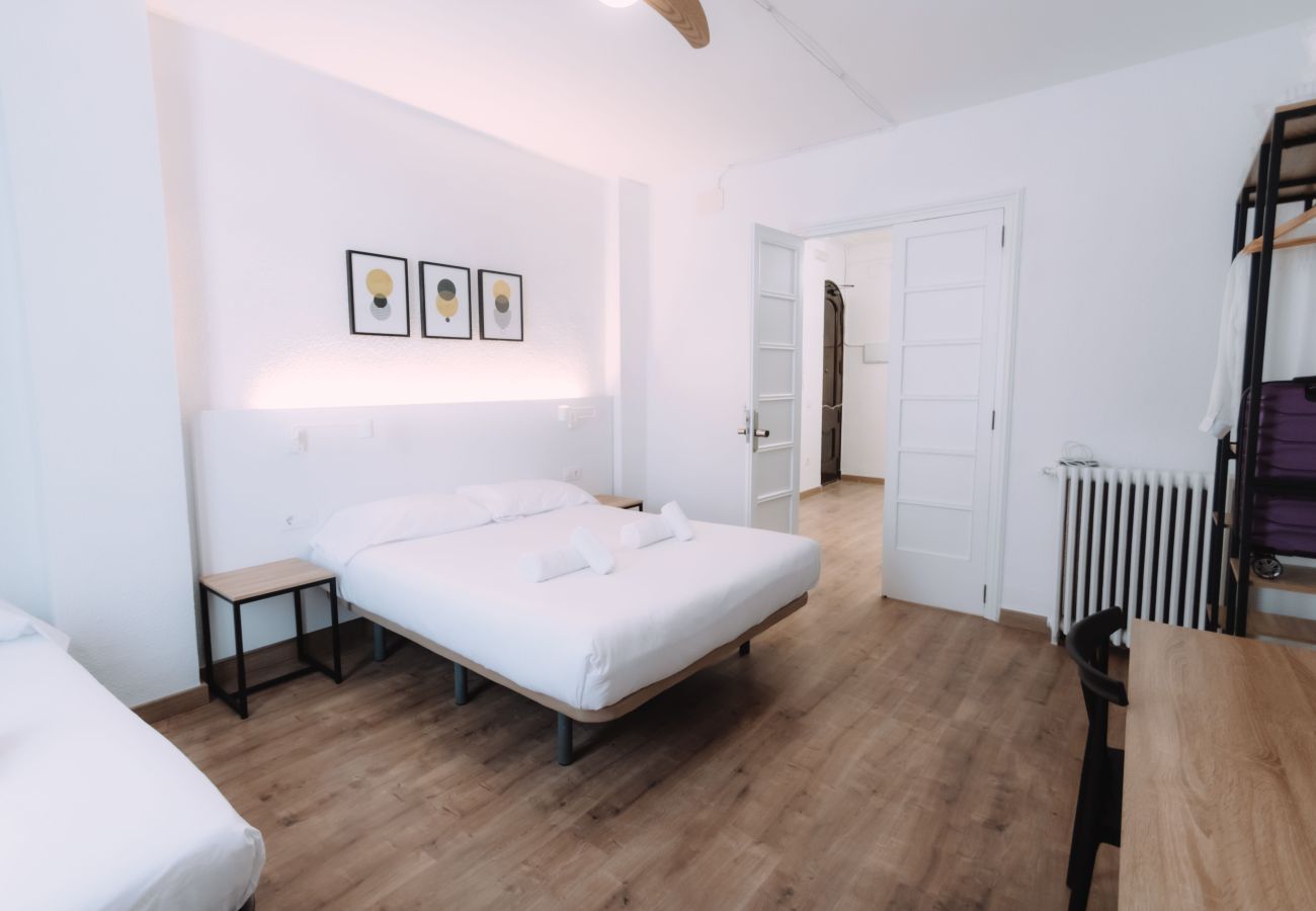 Rent by room in Valencia / València - Triple room with private external bathroom  Rent by room in Valencia / València - Triple room with private external bathroom