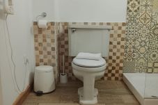 Rent by room in Valencia / València - Triple room with private external bathroom 